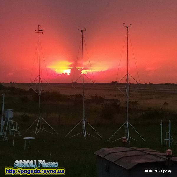 Захід сонця на авіаційній метеостанції Рівне